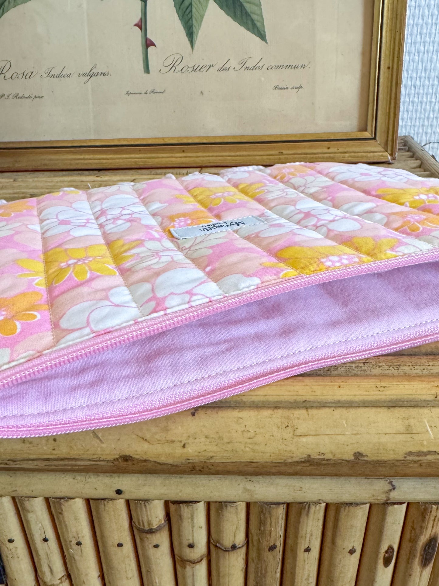 Trousse plate matelassée froufrou fleurs 70s rose