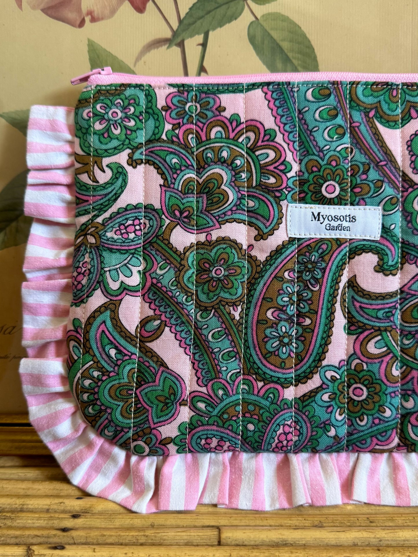 Trousse plate matelassée froufrou motif 70s