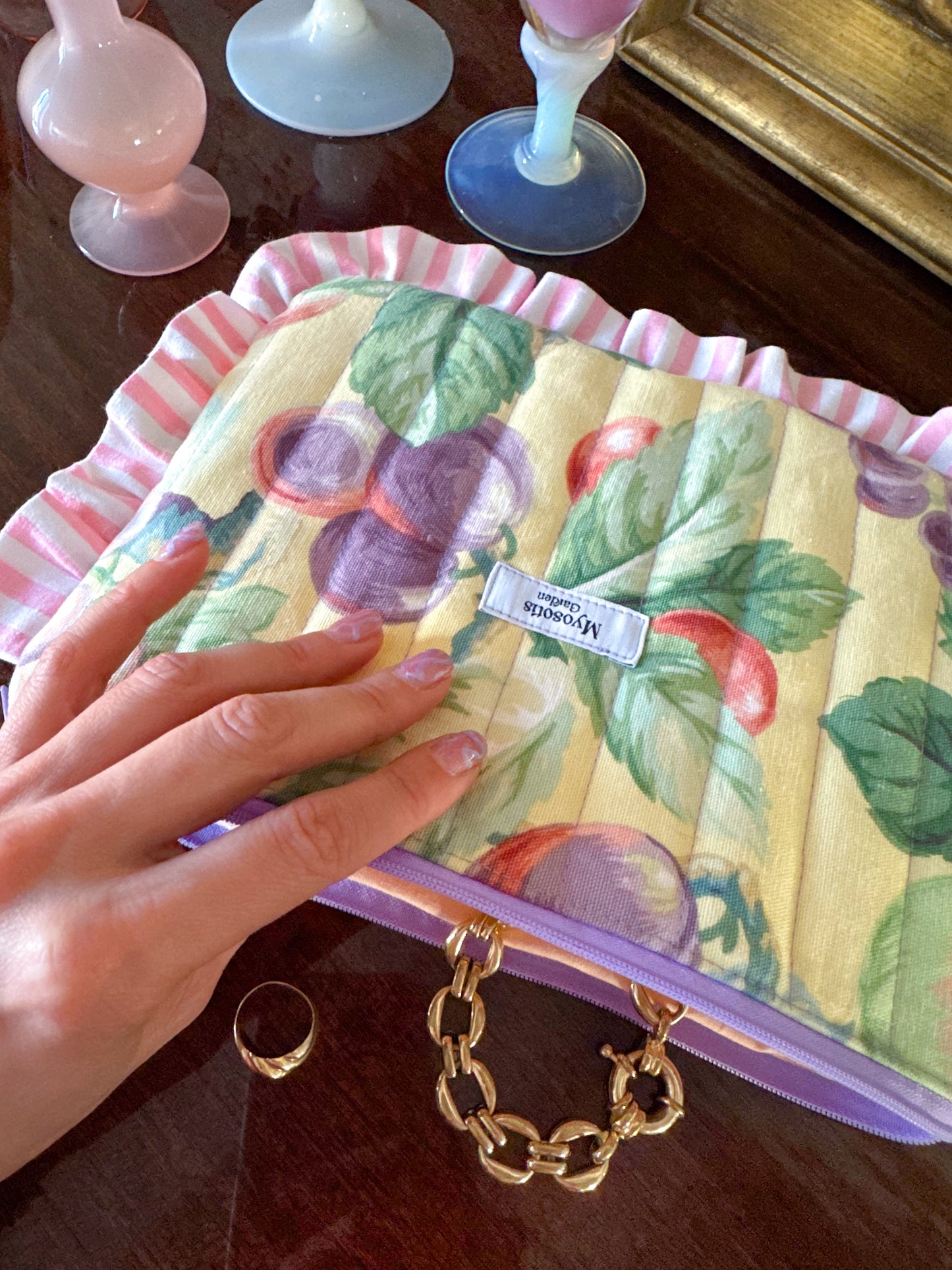 Trousse plate matelassée froufrou fruitée