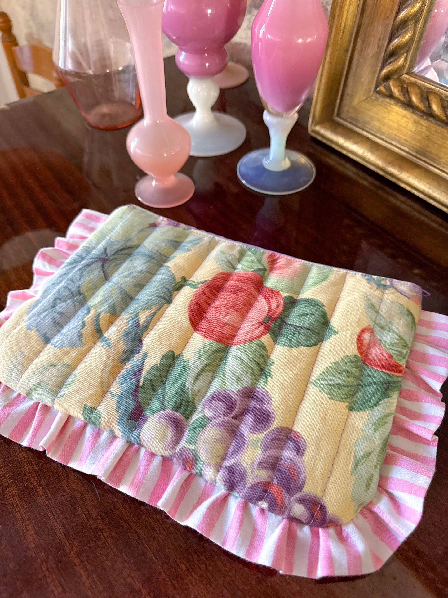 Trousse plate matelassée froufrou fruitée