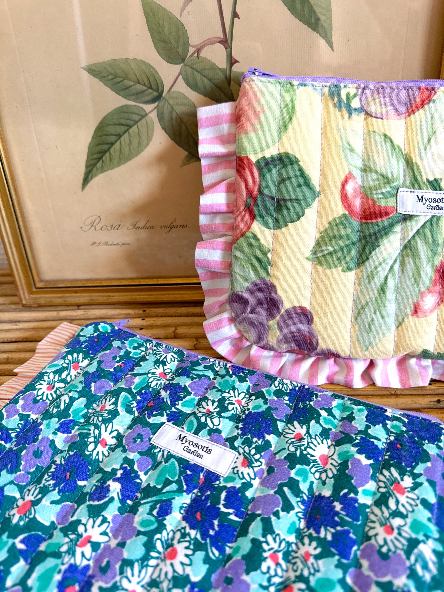 Trousse plate matelassée froufrou fleurie