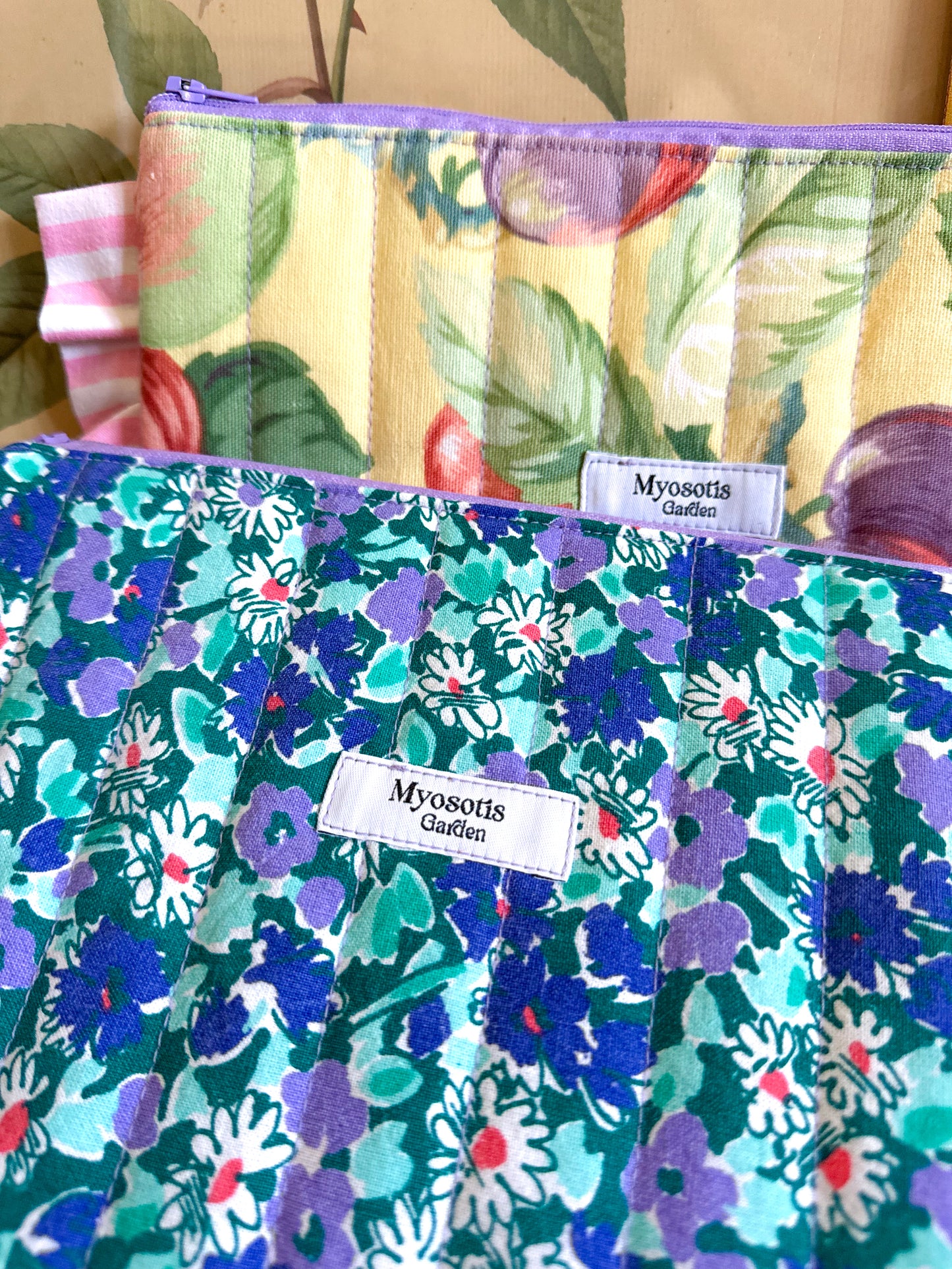 Trousse plate matelassée froufrou fleurie