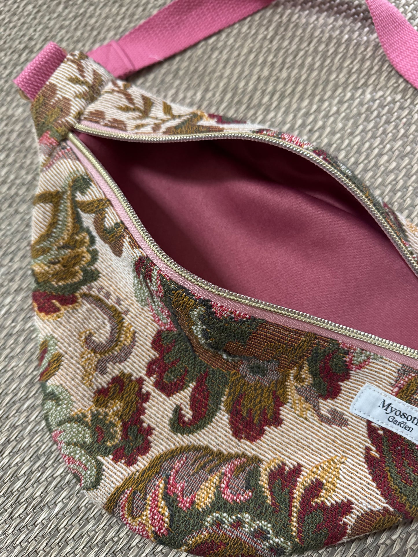 Sac banane tapisserie fleurie