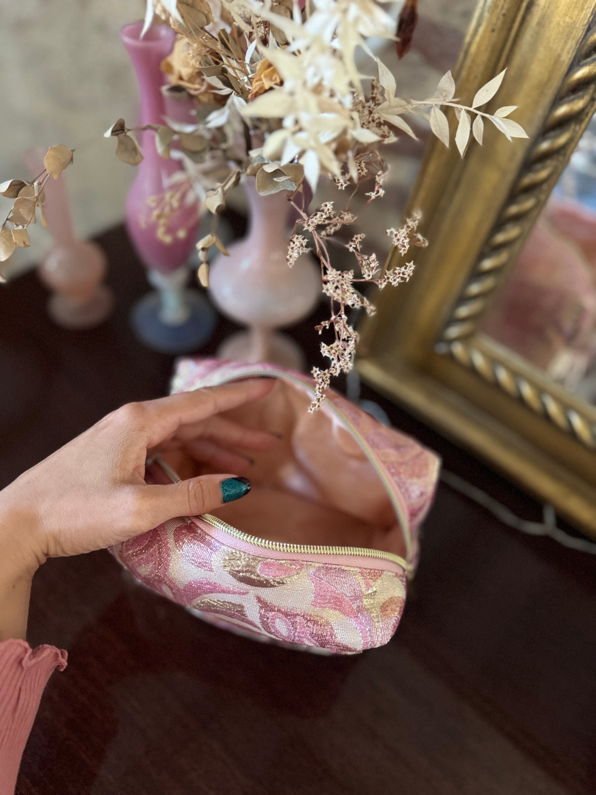 Trousse de toilette 60's fleurs roses et or