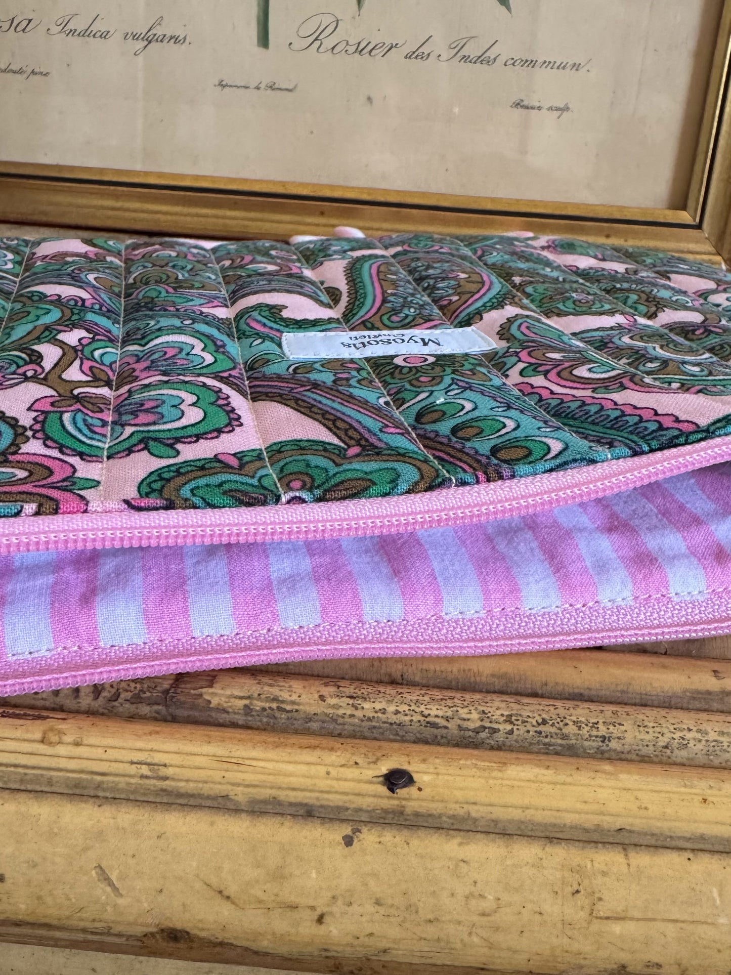 Trousse plate matelassée froufrou motif 70s